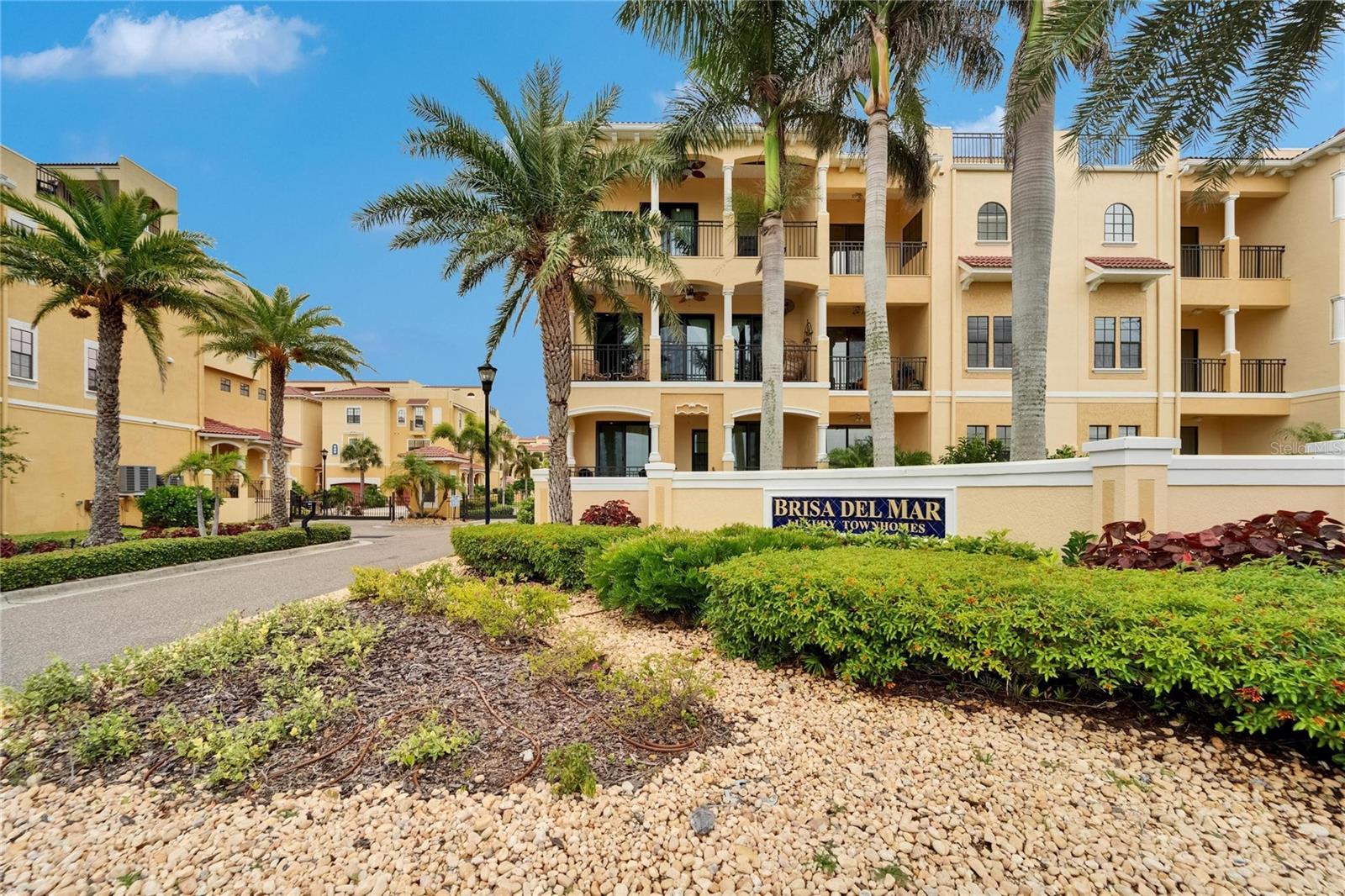 Listing photo id 2 for 6412 Mayra Shores Lane