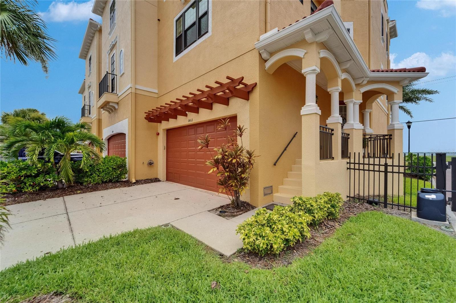 Listing photo id 5 for 6412 Mayra Shores Lane