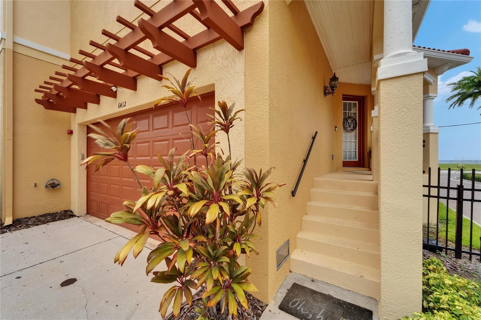 Listing photo id 6 for 6412 Mayra Shores Lane
