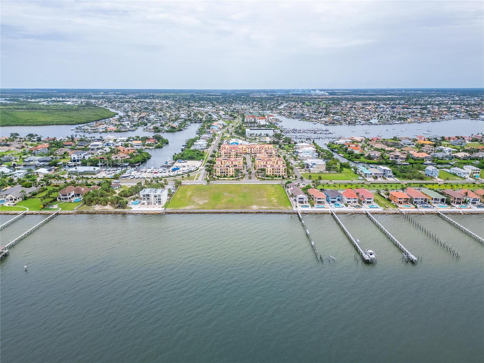 Listing photo id 84 for 6412 Mayra Shores Lane