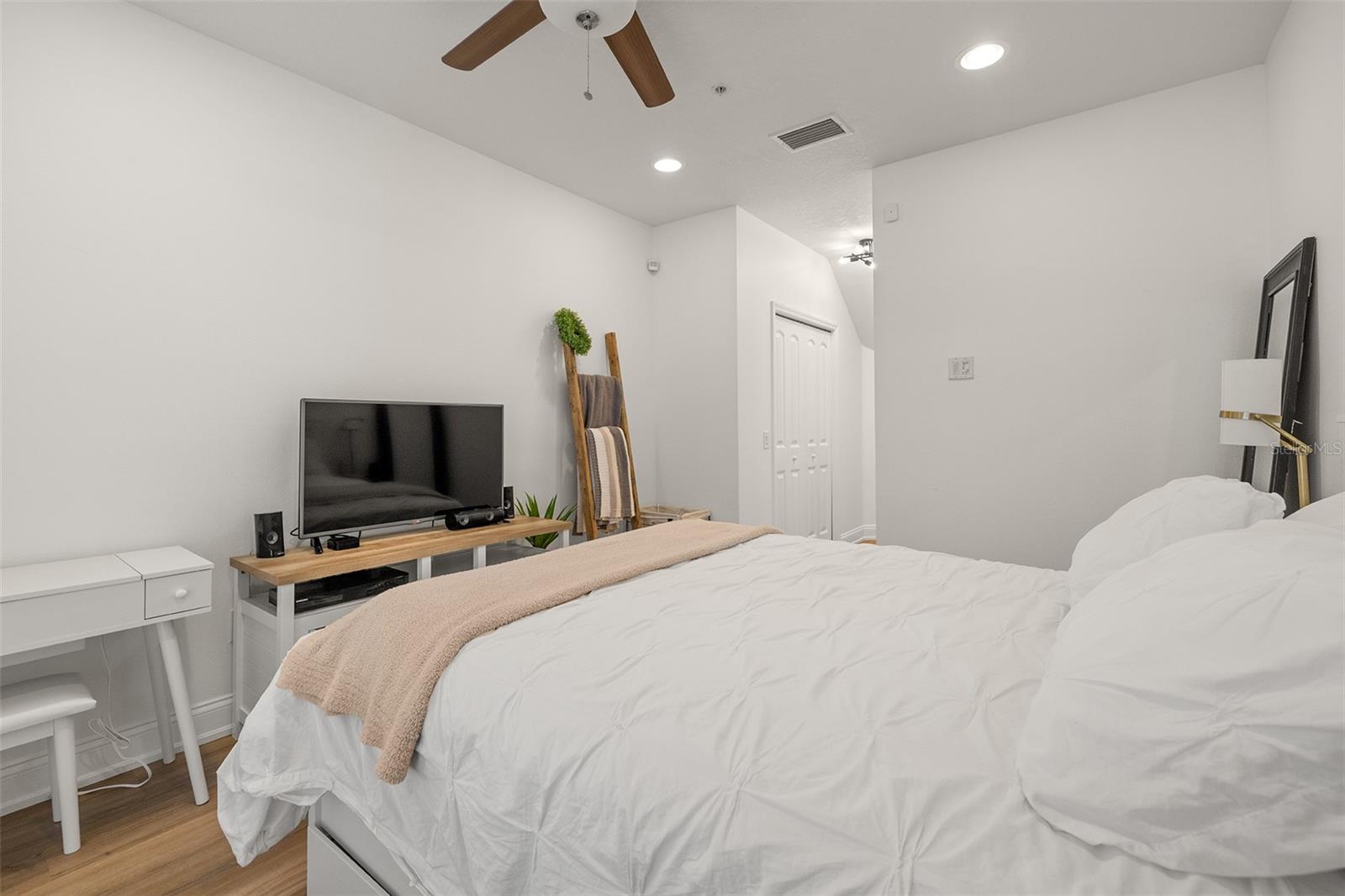 Image 3 of 26 For 111 Albany Avenue 7