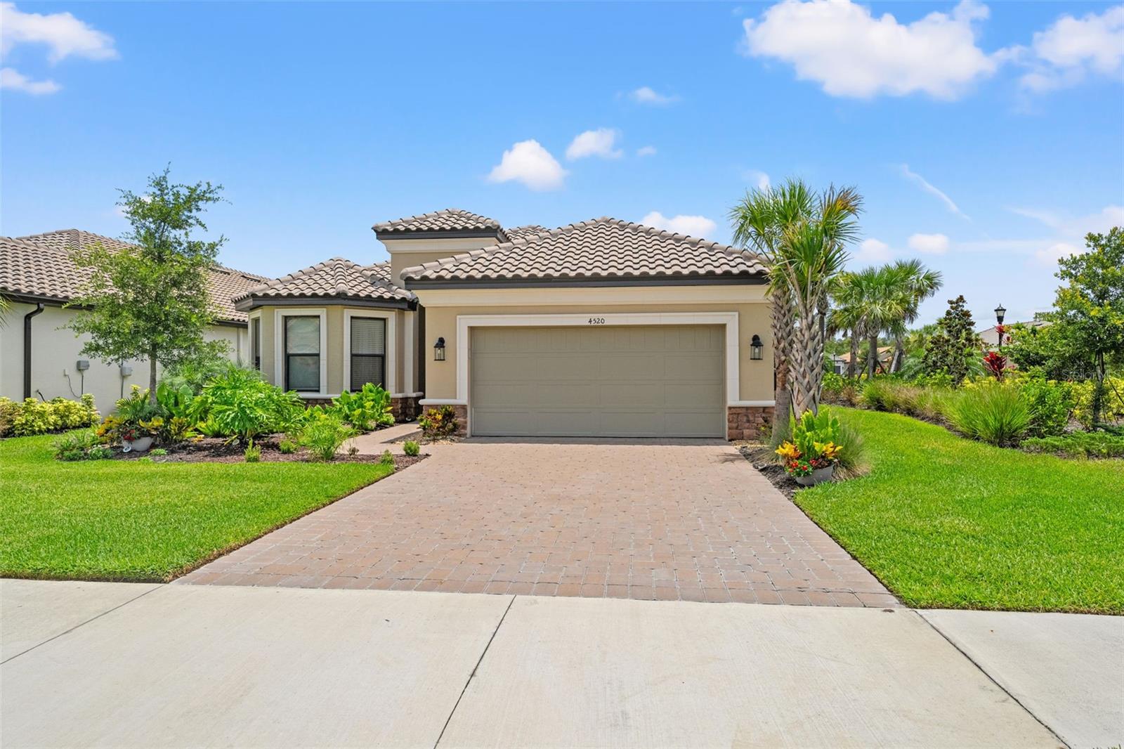Listing photo id 1 for 4520 Freccia Loop