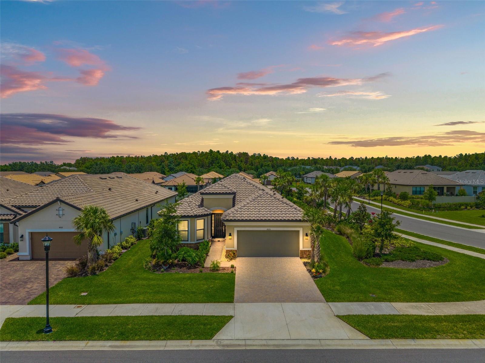 Listing photo id 2 for 4520 Freccia Loop