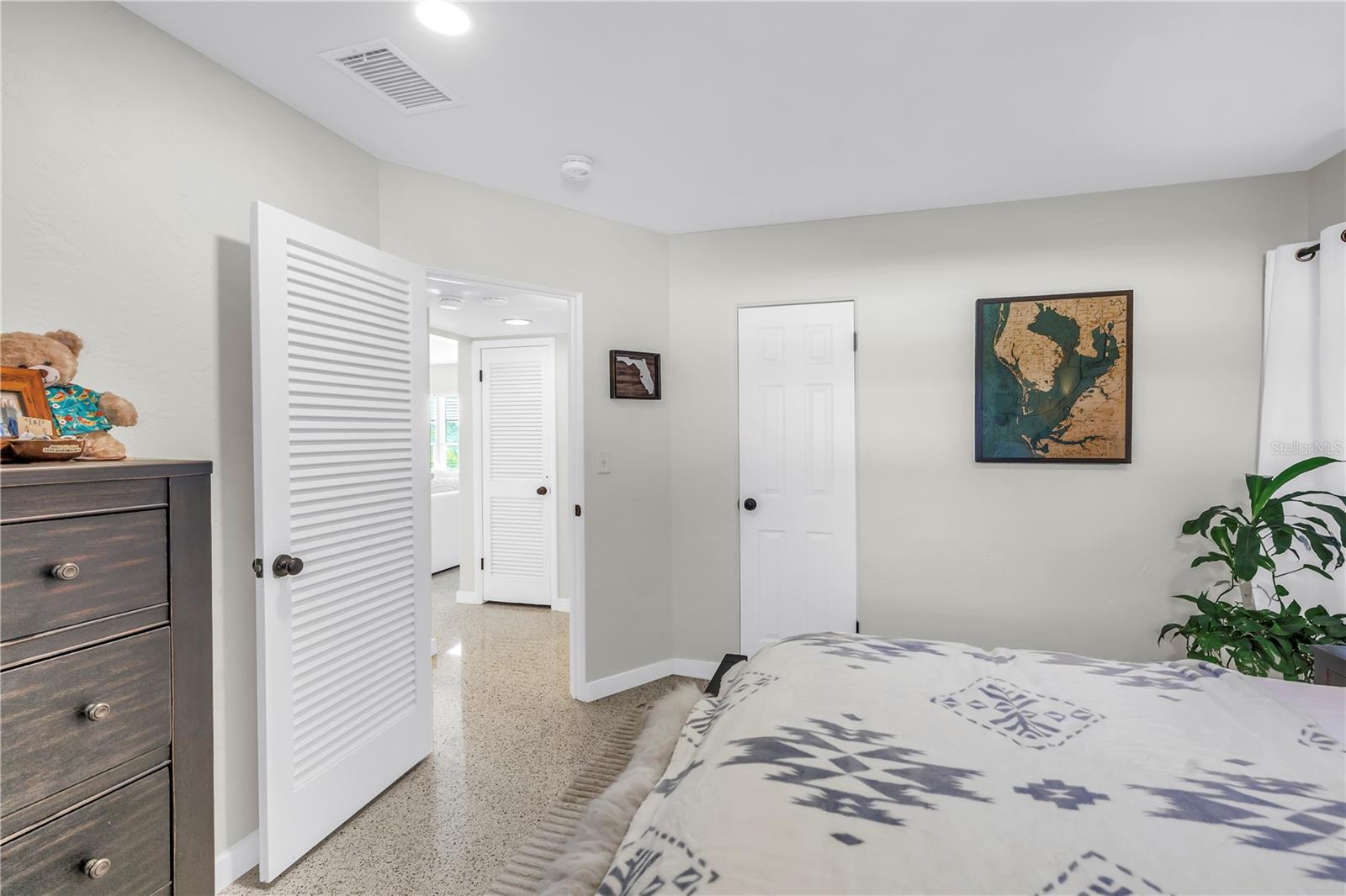 Image 27 of 47 For 2135 Desoto Way S