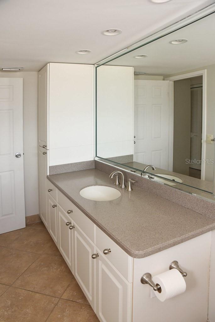 Image 19 of 68 For 5108 Brittany Drive S 405