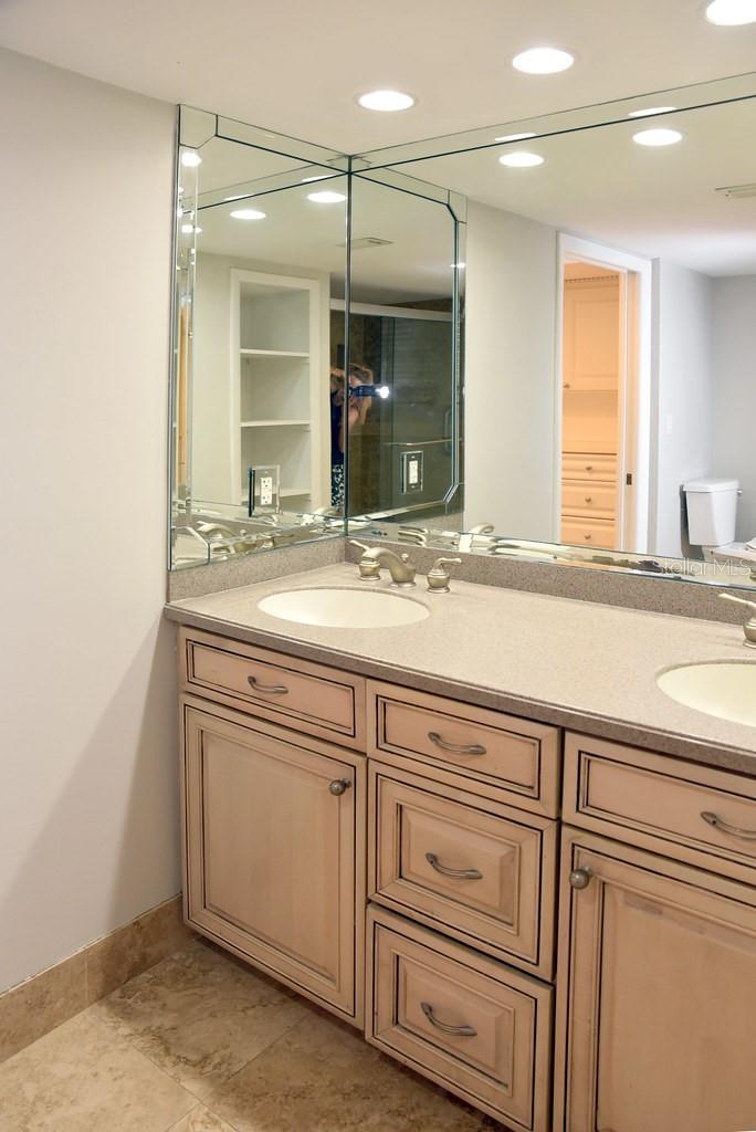 Image 21 of 68 For 5108 Brittany Drive S 405