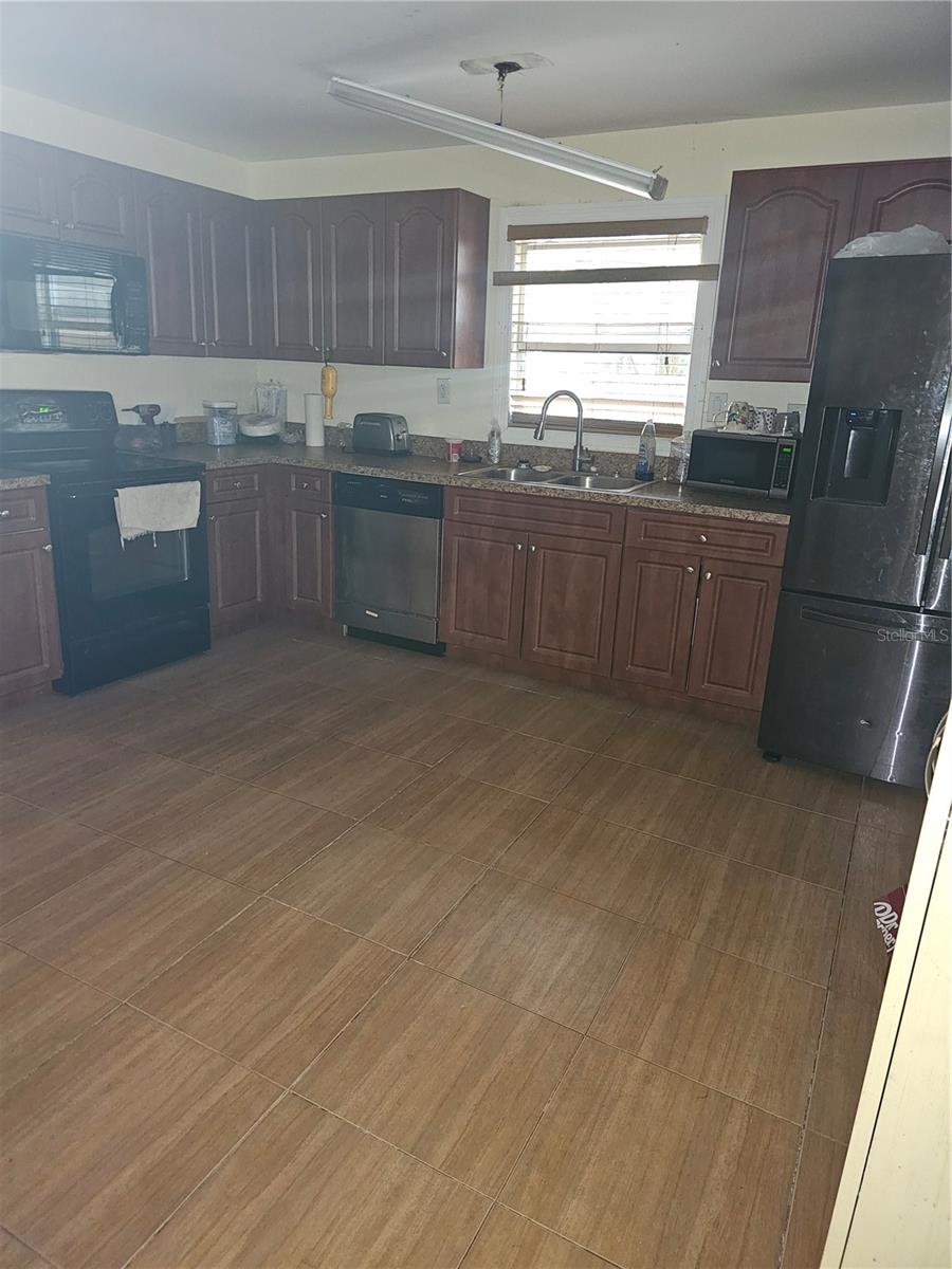 Image 22 of 40 For 10909 Marjory Avenue