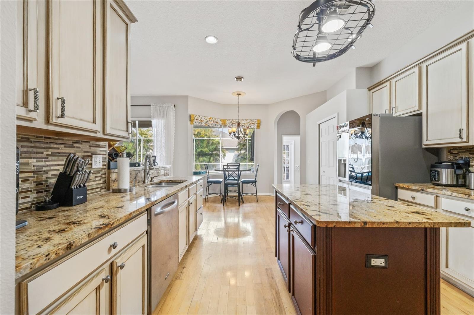 Listing photo id 9 for 22623 Cliffside Way