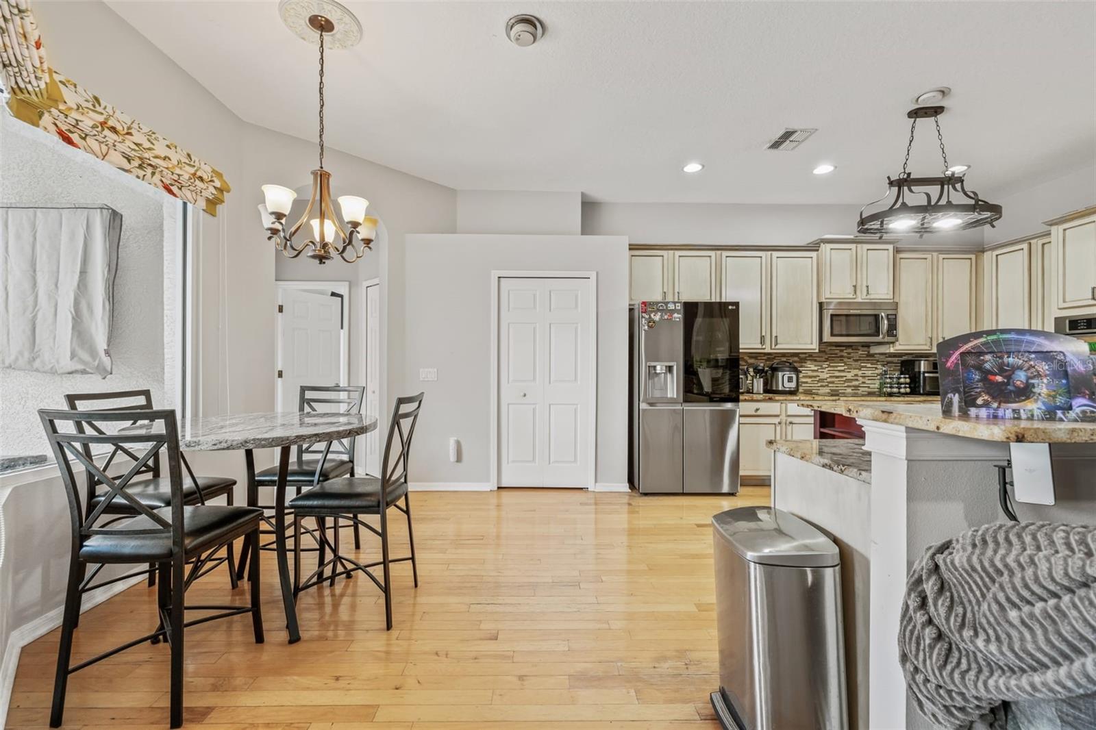 Listing photo id 10 for 22623 Cliffside Way