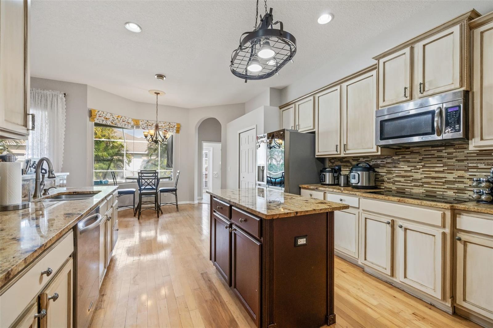 Listing photo id 11 for 22623 Cliffside Way