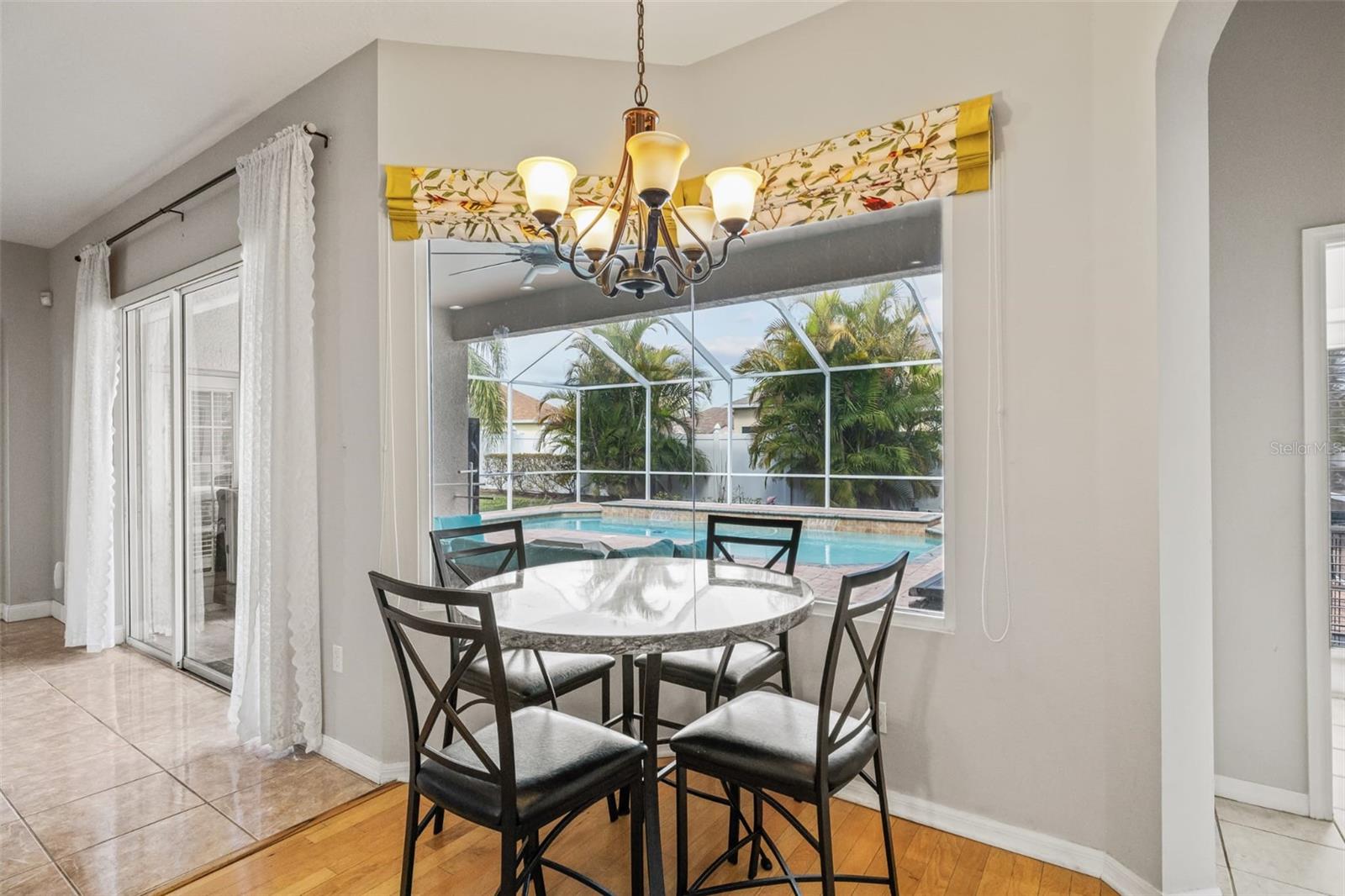 Listing photo id 12 for 22623 Cliffside Way