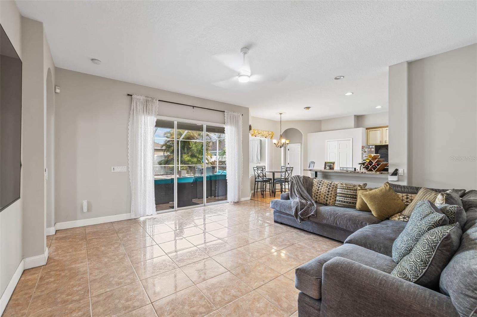 Listing photo id 16 for 22623 Cliffside Way