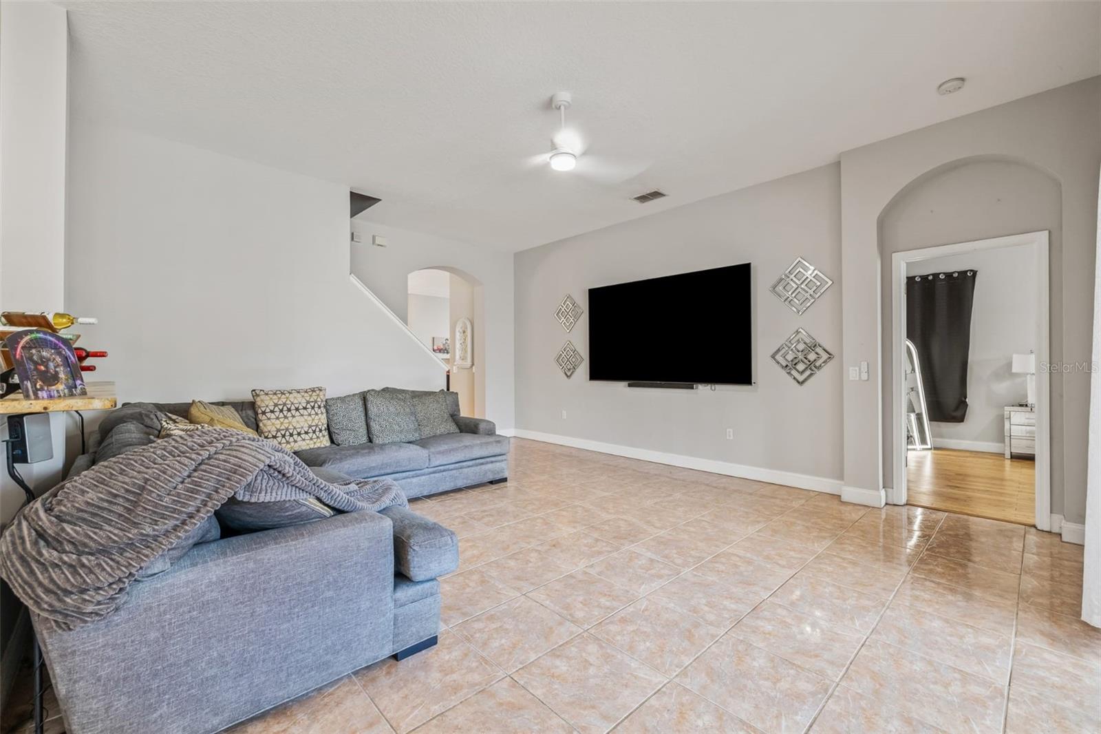 Listing photo id 17 for 22623 Cliffside Way