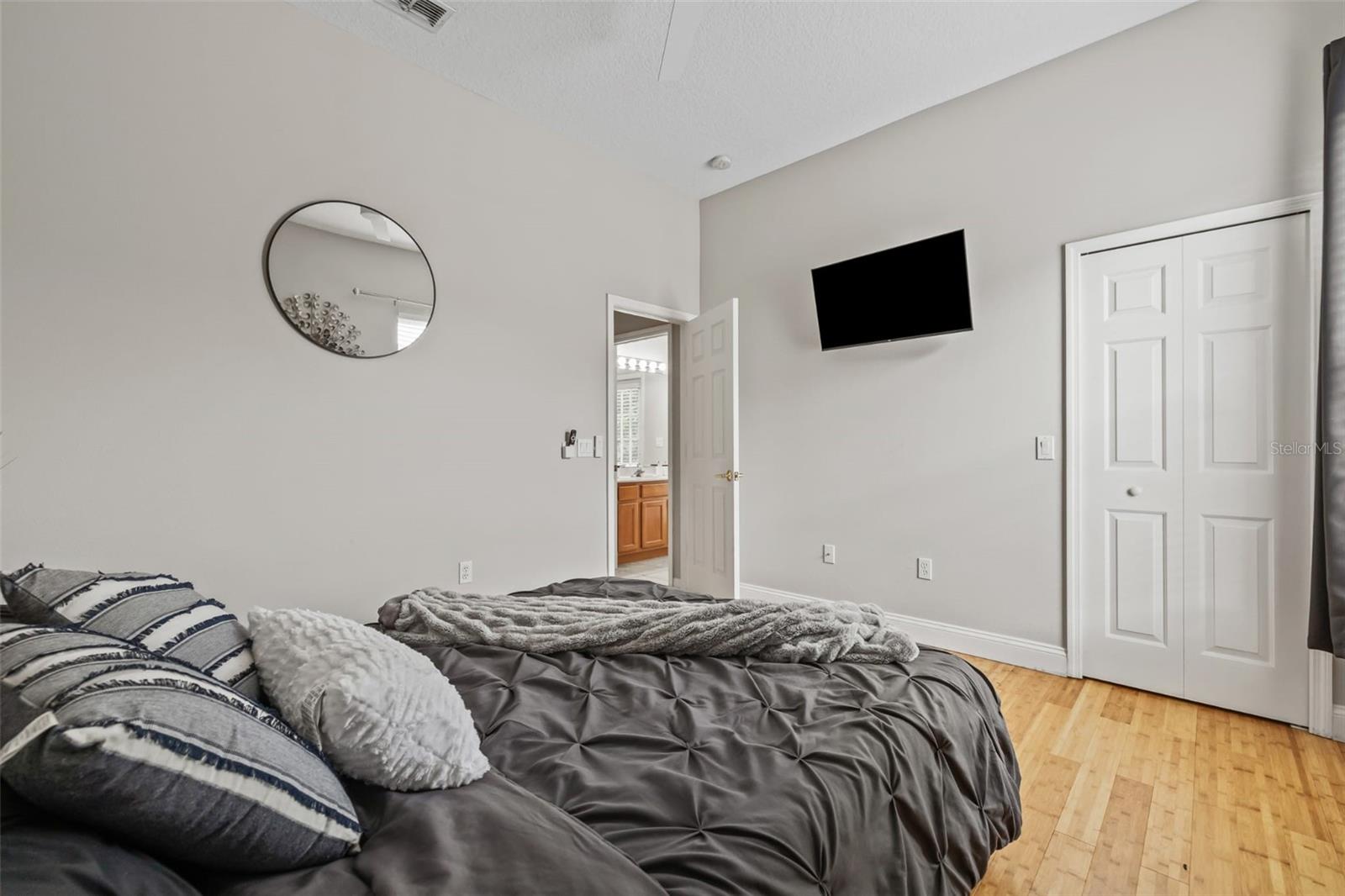 Listing photo id 34 for 22623 Cliffside Way