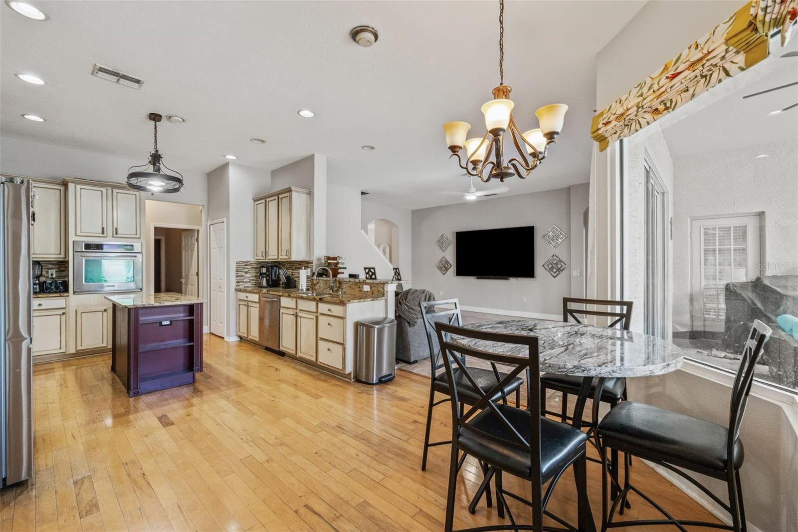 Listing photo id 2 for 22623 Cliffside Way
