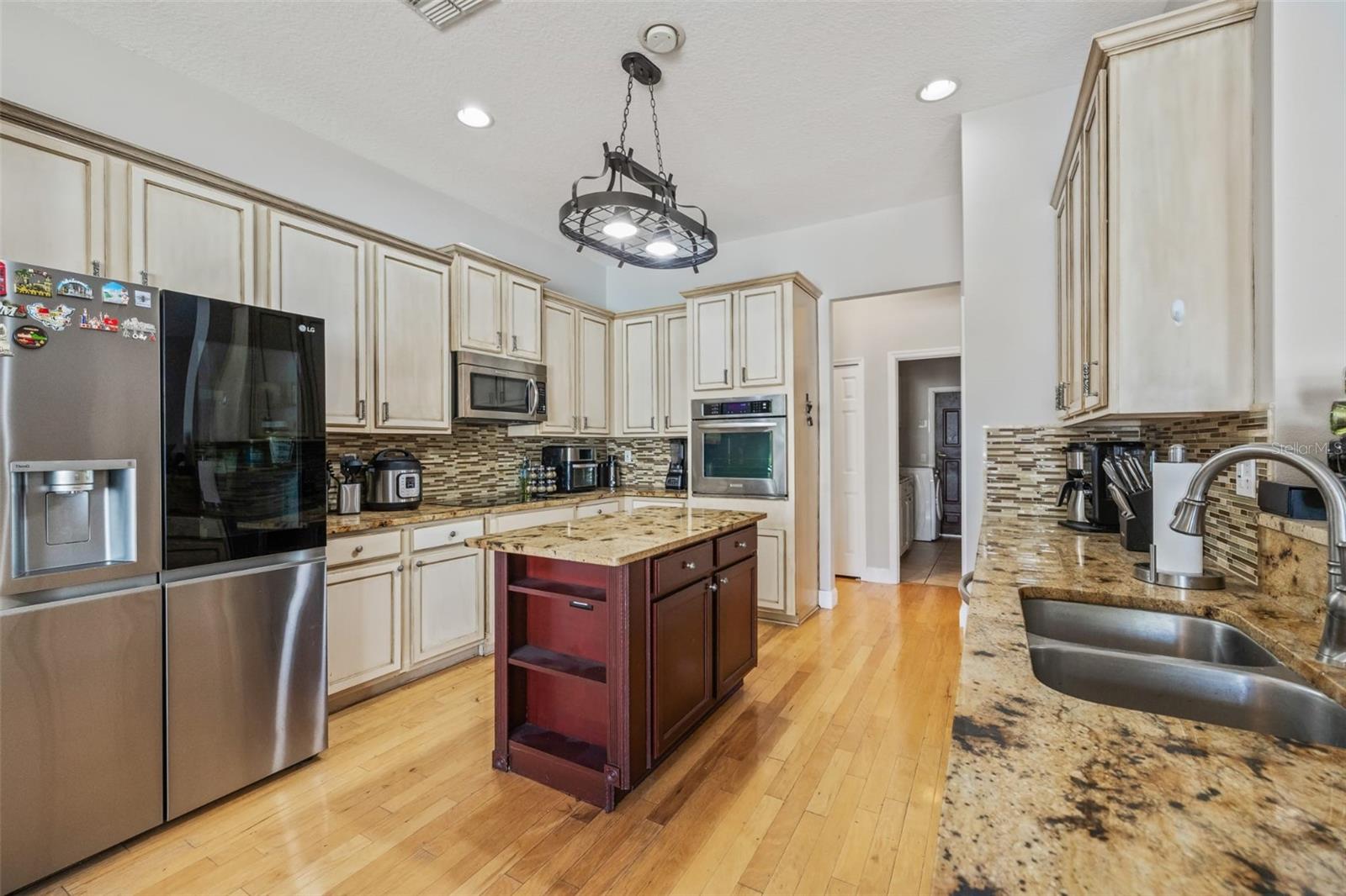 Listing photo id 4 for 22623 Cliffside Way