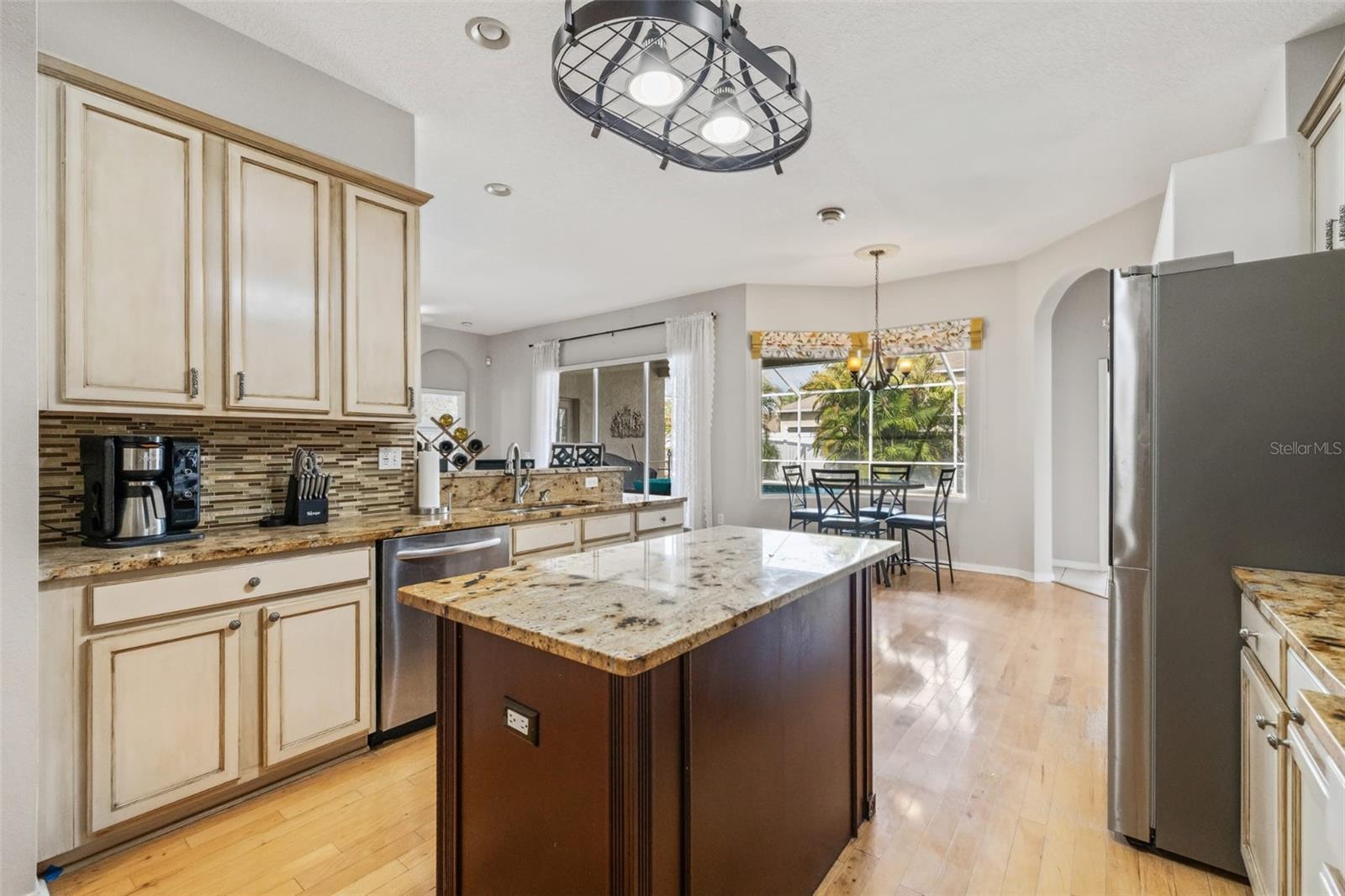 Listing photo id 7 for 22623 Cliffside Way