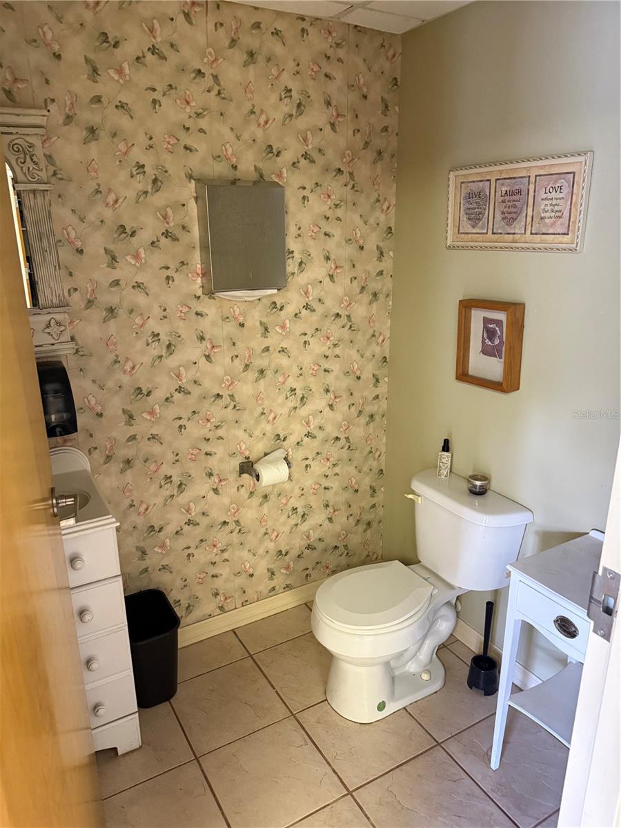 Listing photo id 12 for 7812 Symmes Road