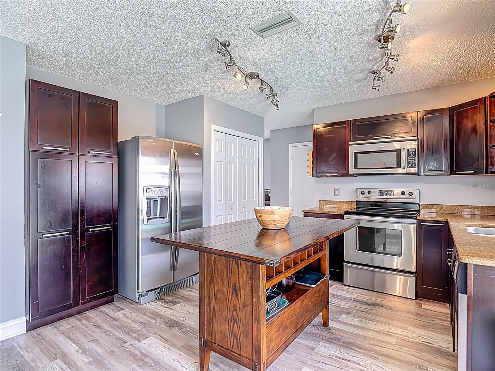 Image 18 of 61 For 9707 Kings Canyon Place