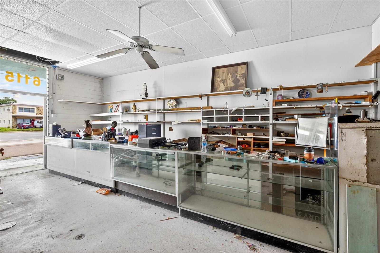 Listing photo id 9 for 6115 Seminole Boulevard