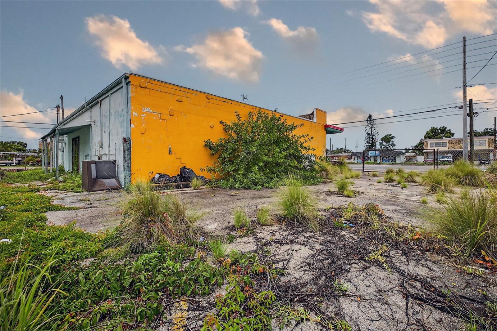 Listing photo id 3 for 6115 Seminole Boulevard