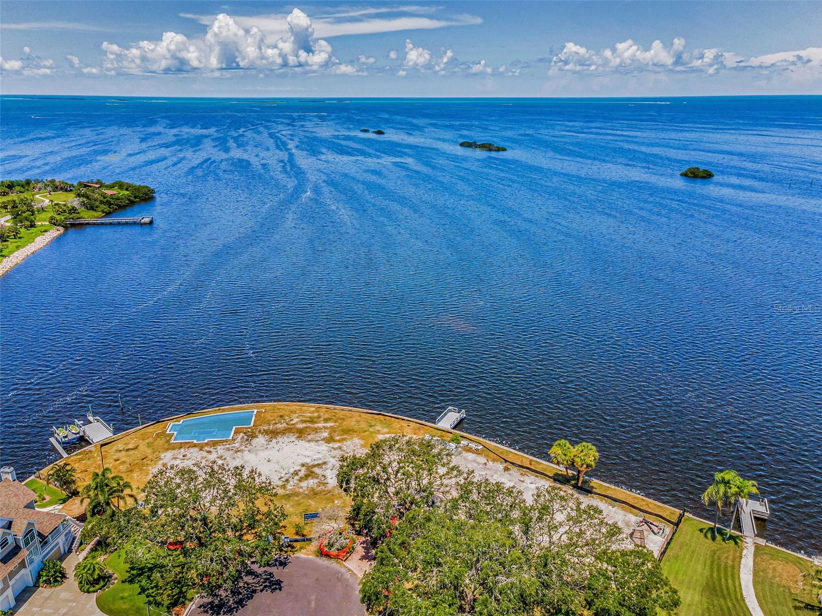 Listing photo id 17 for 512 Driftwood Circle
