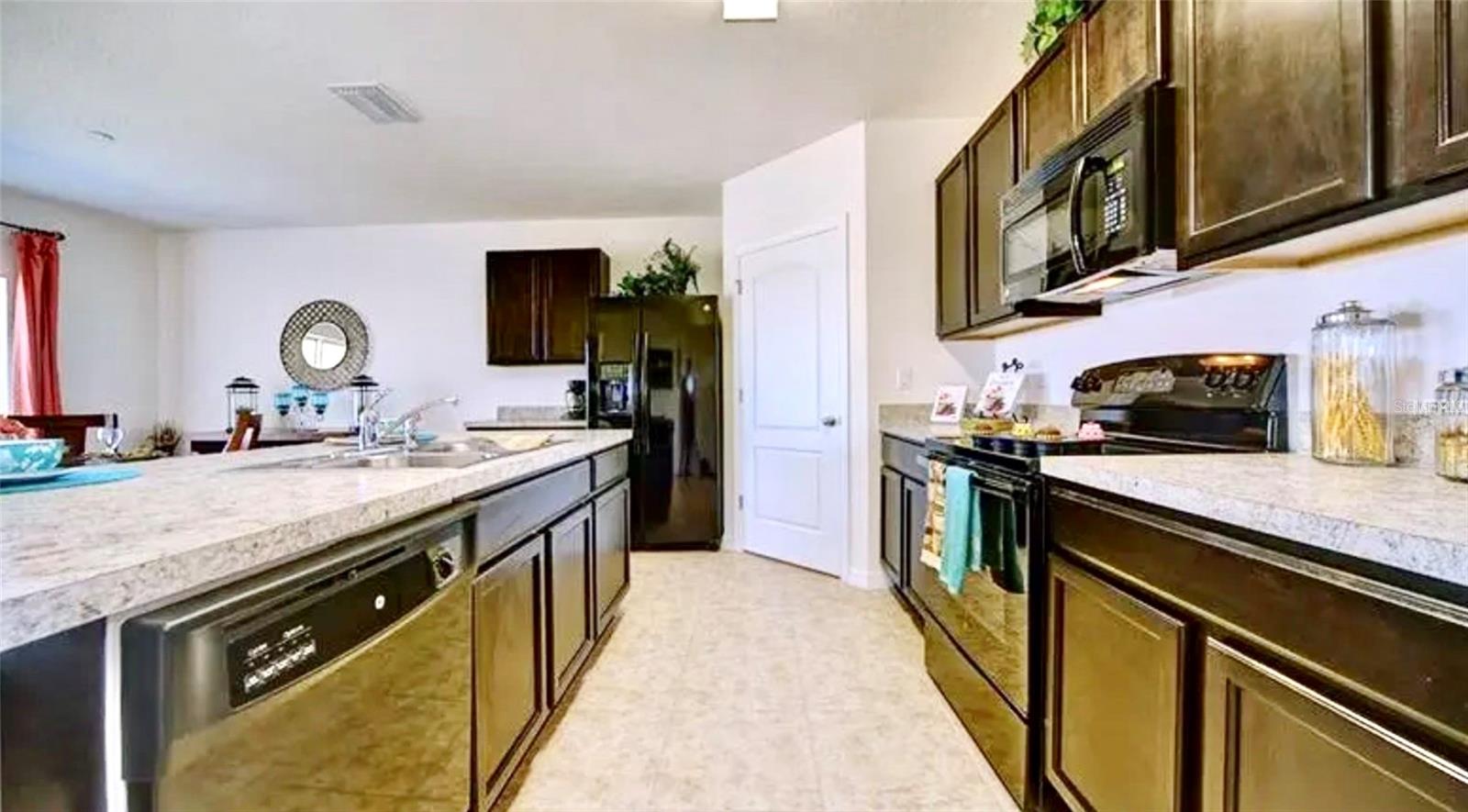 Listing photo id 3 for 16405 Treasure Point Drive
