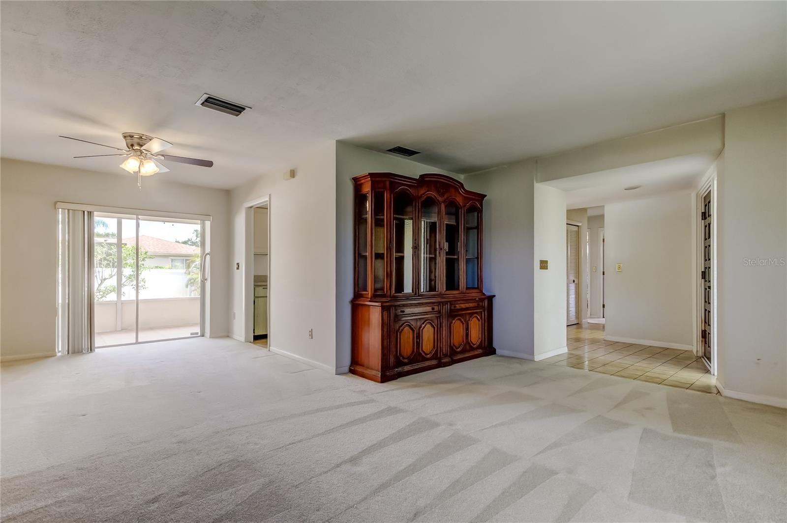Listing photo id 9 for 2972 Compton Court