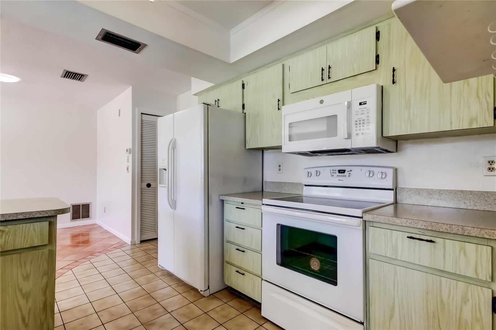 Listing photo id 13 for 2972 Compton Court