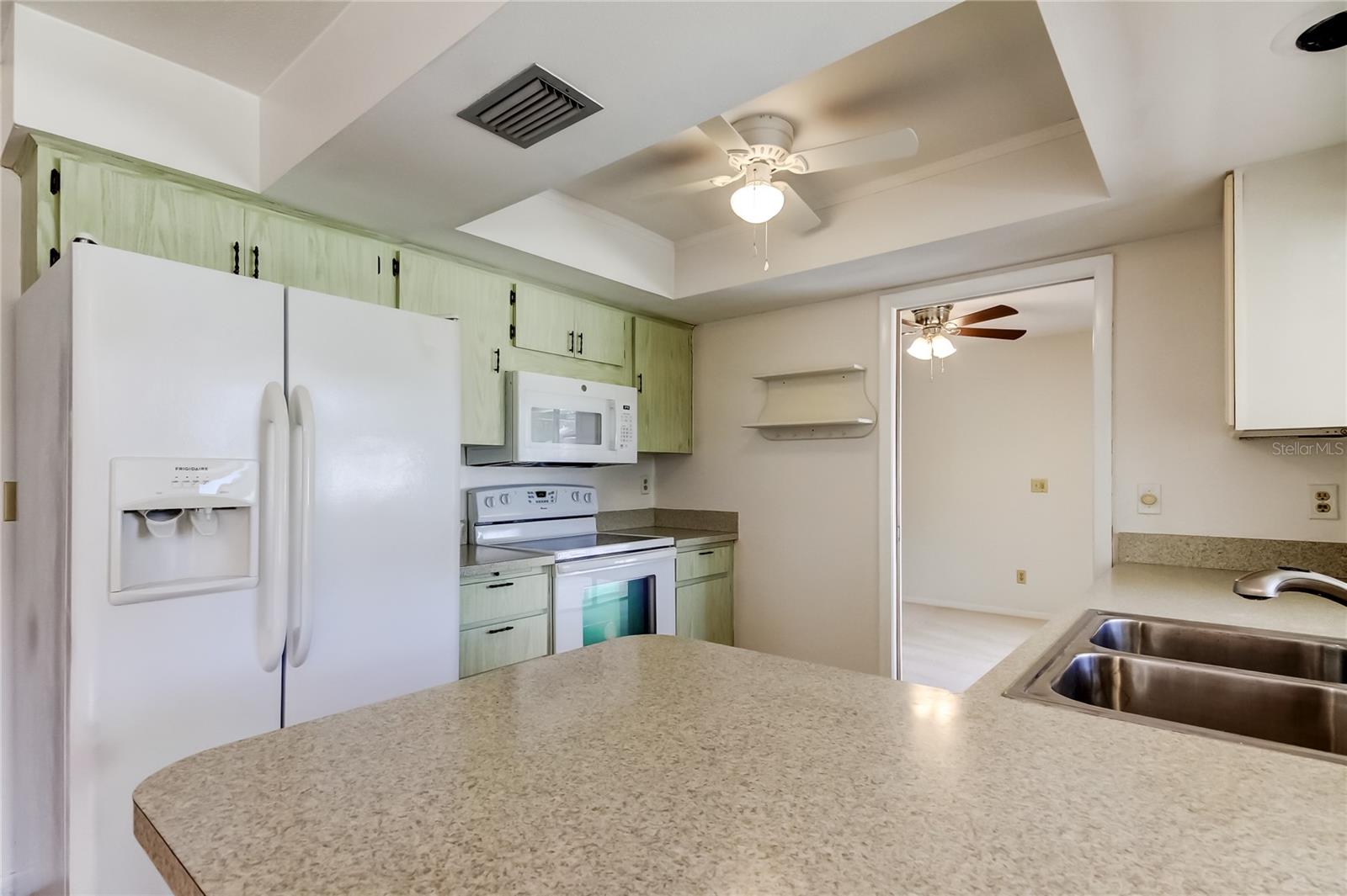 Listing photo id 15 for 2972 Compton Court
