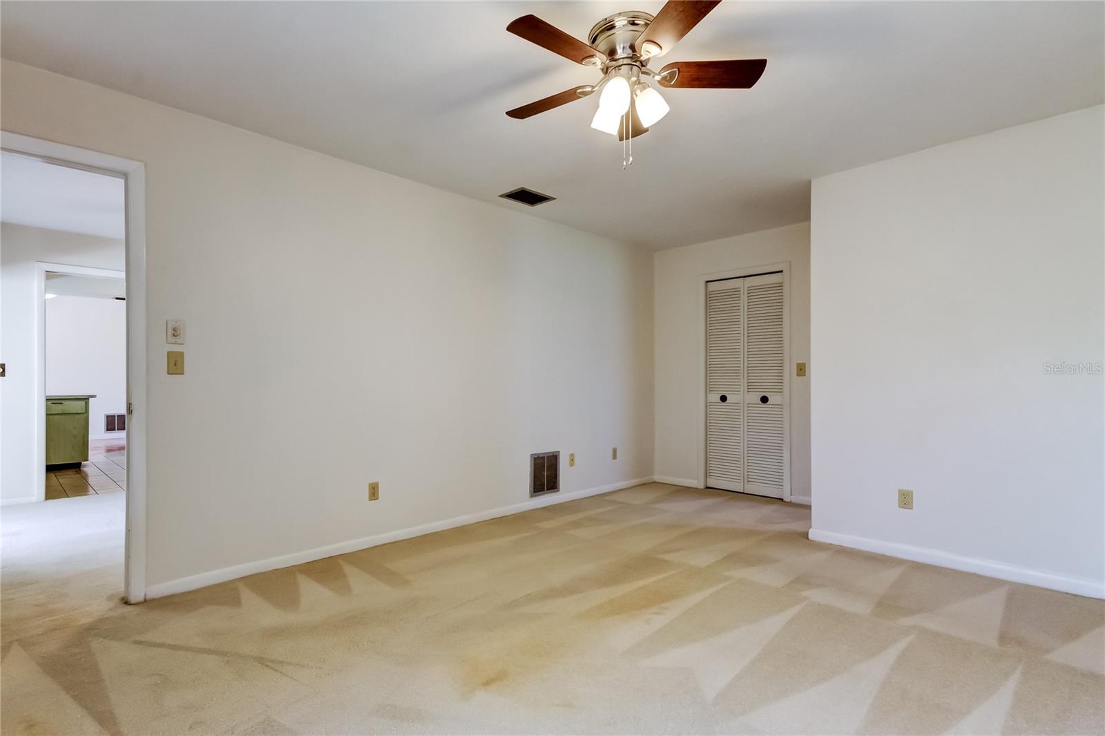 Listing photo id 16 for 2972 Compton Court