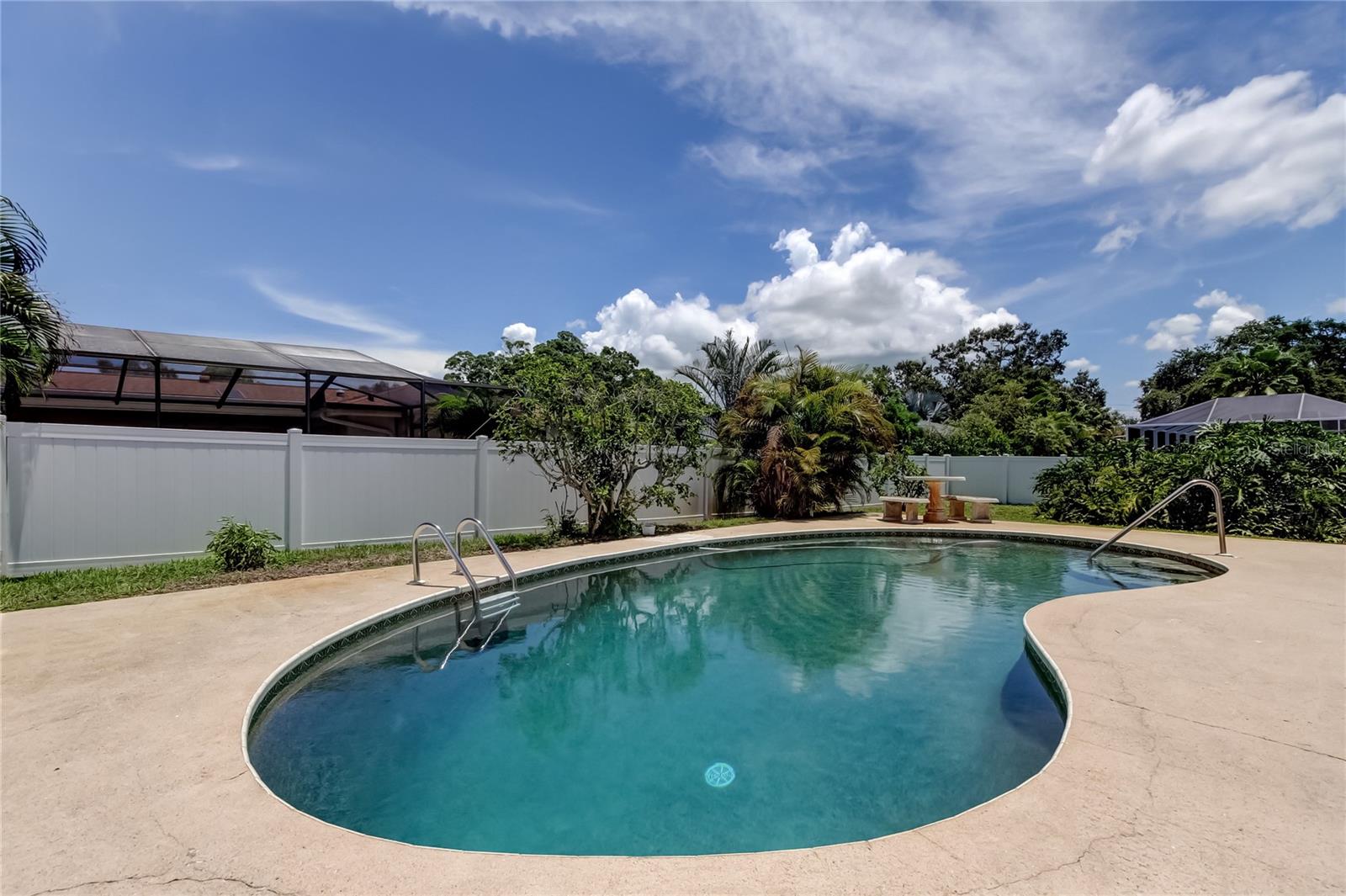 Listing photo id 5 for 2972 Compton Court