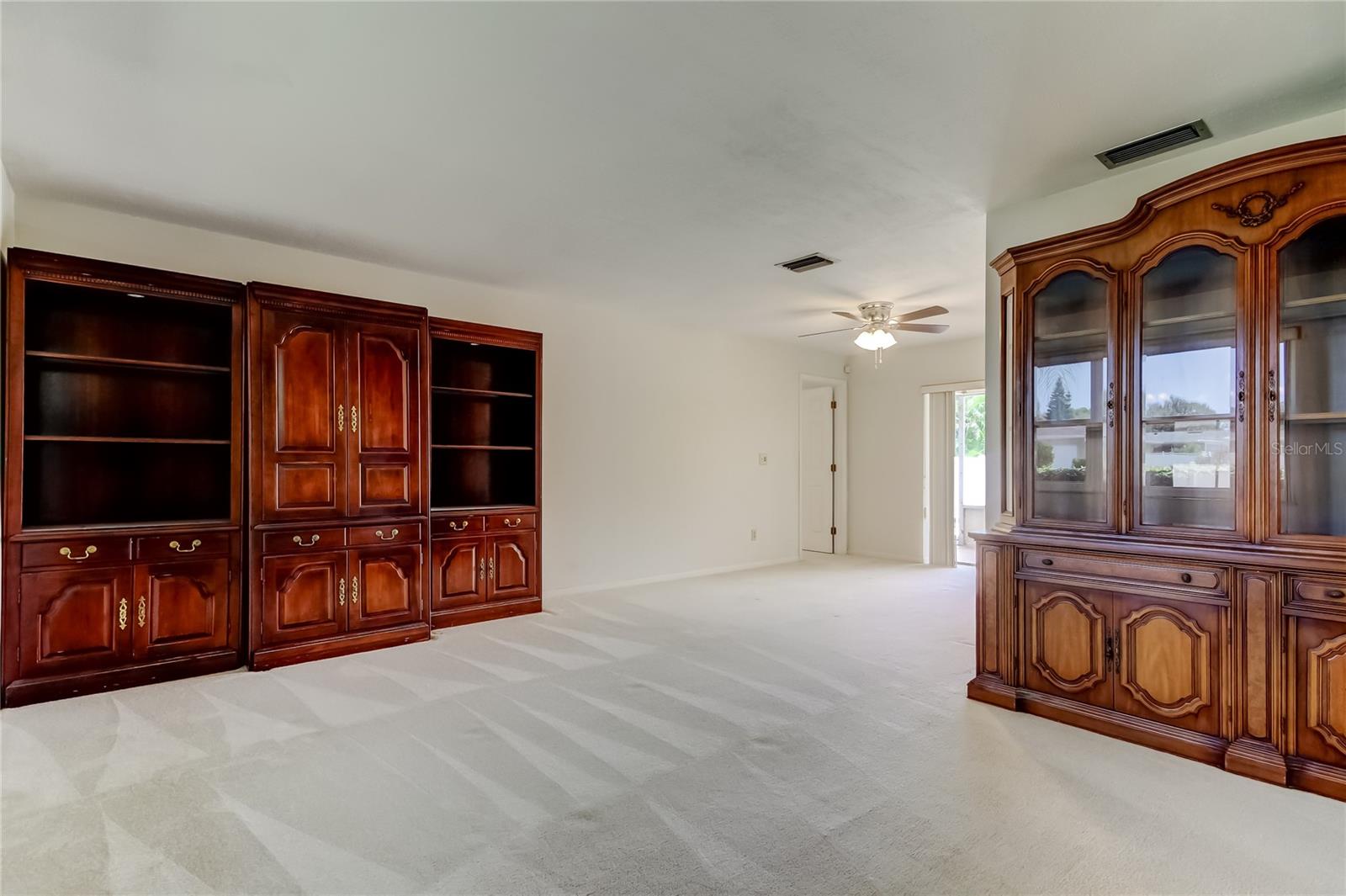Listing photo id 7 for 2972 Compton Court