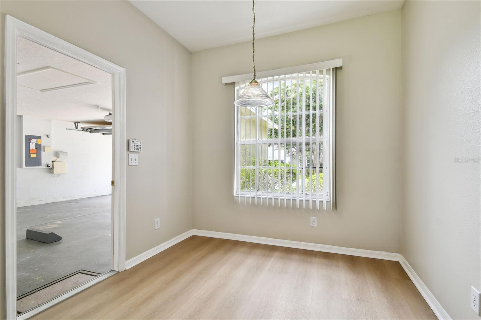Listing photo id 13 for 2451 Brinley Drive
