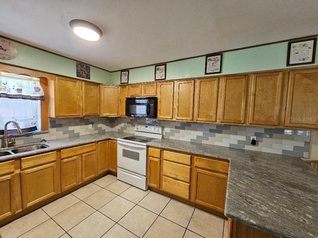 Image 4 of 22 For 36421 Lanson Avenue