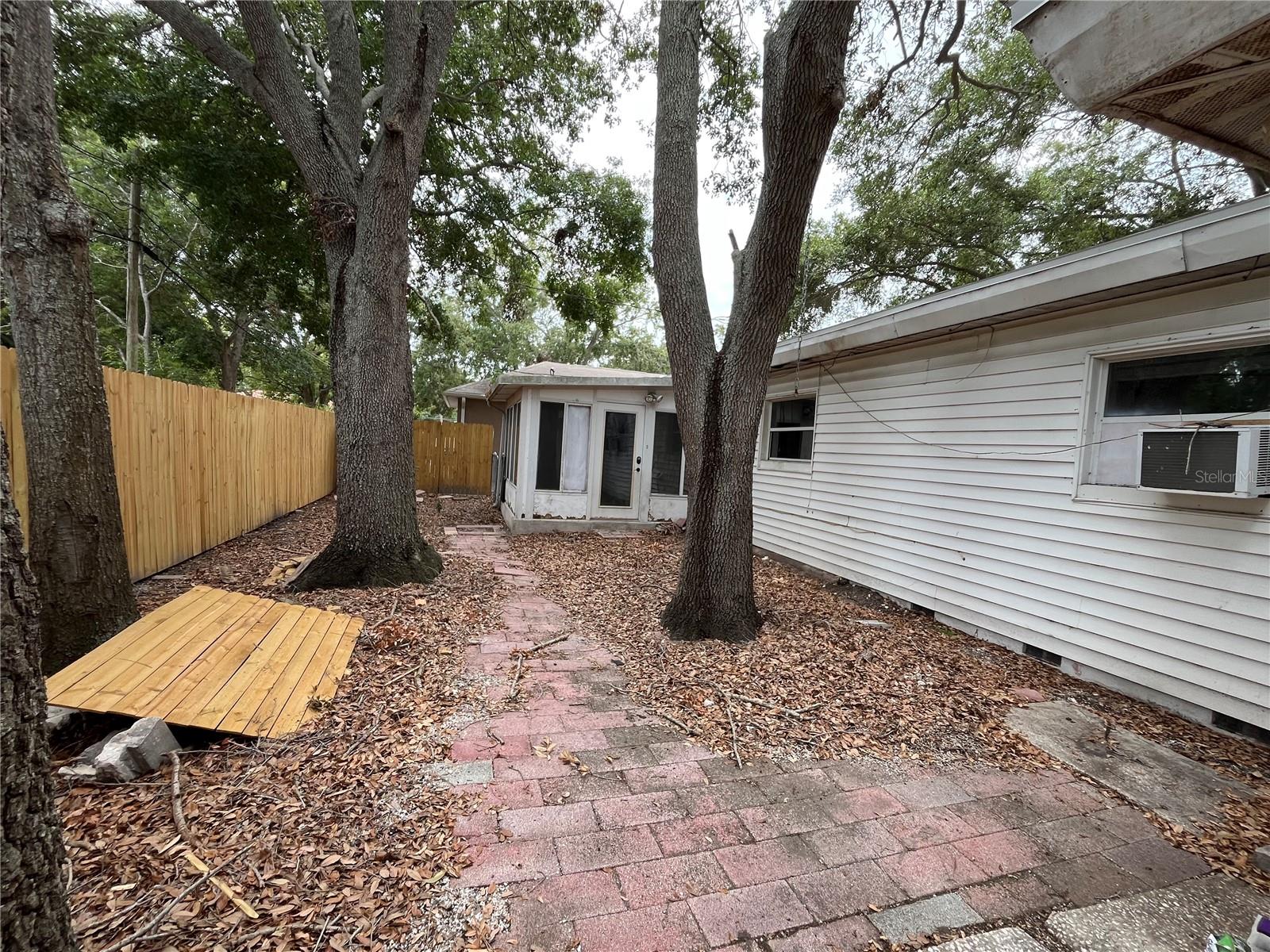 Image 4 of 9 For 4050 Iris Street N