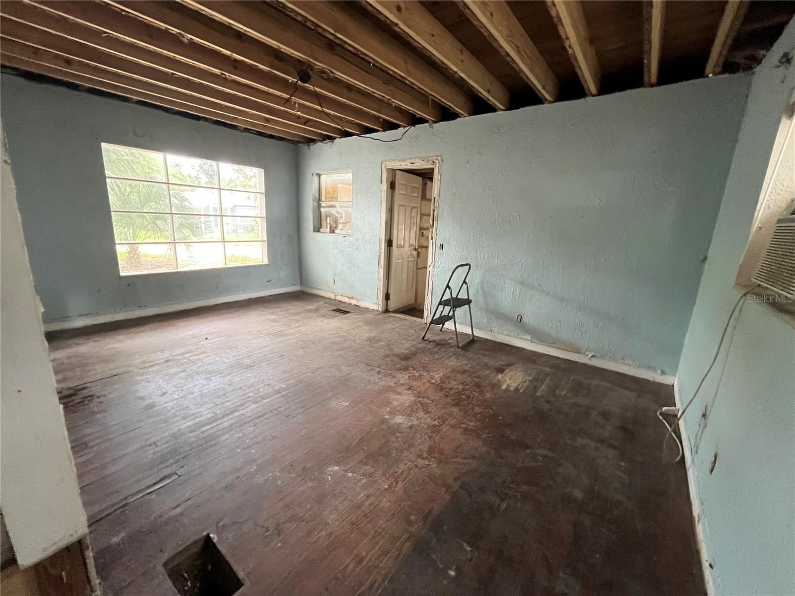 Image 9 of 9 For 4050 Iris Street N