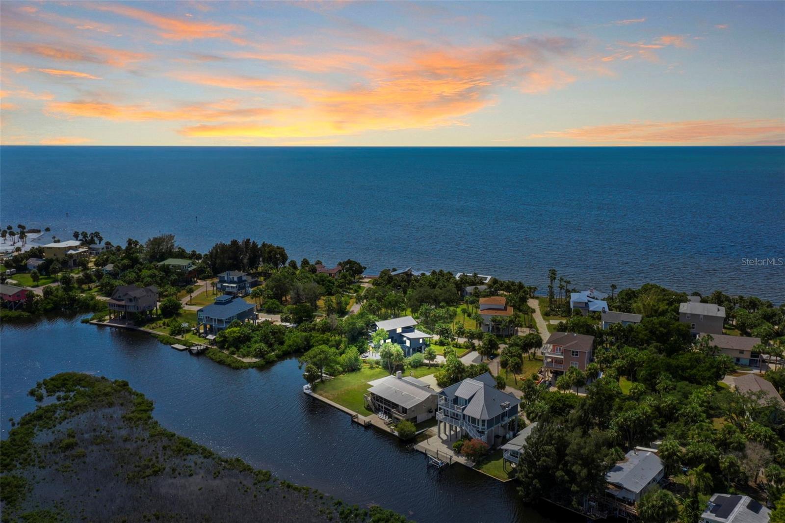 Listing photo id 8 for 10701 Pine Island Drive