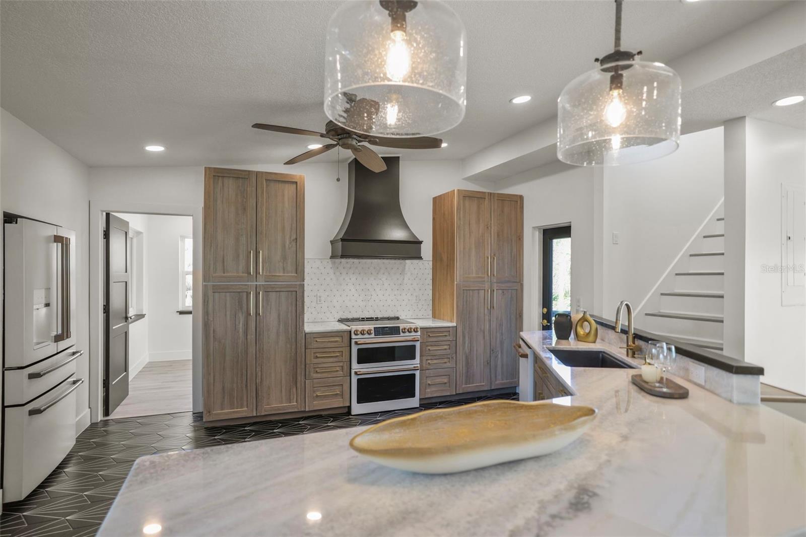 Listing photo id 11 for 10701 Pine Island Drive