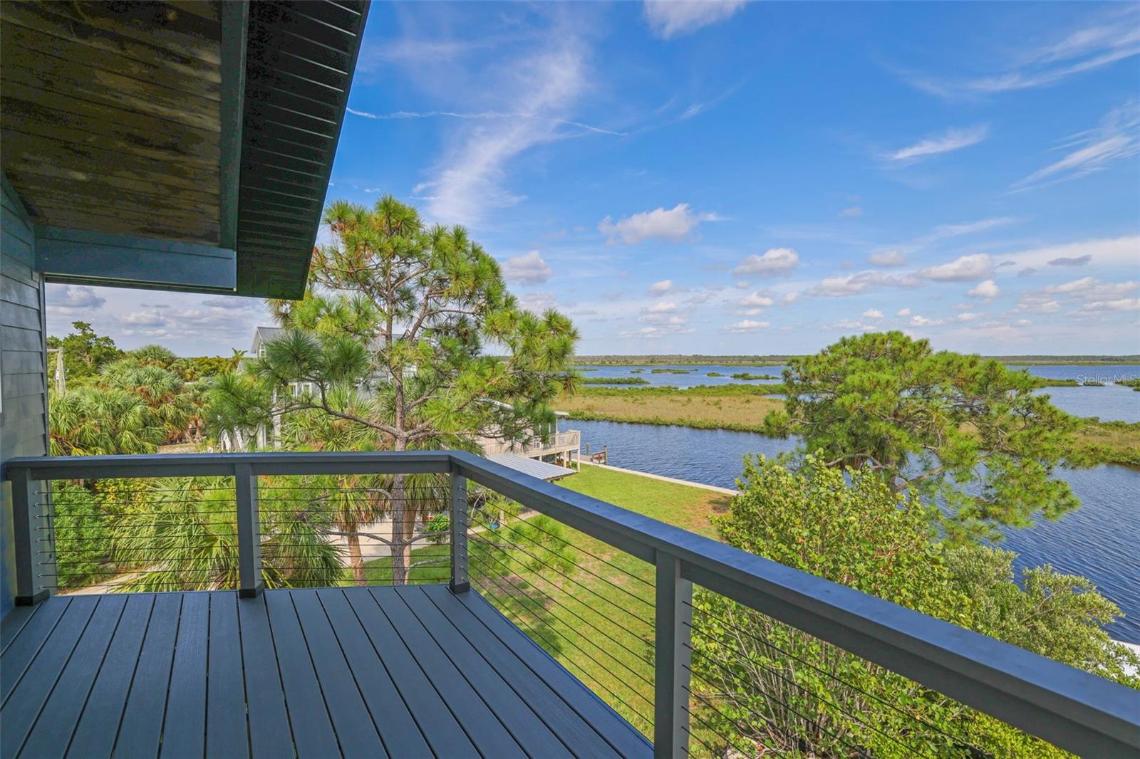 Listing photo id 16 for 10701 Pine Island Drive