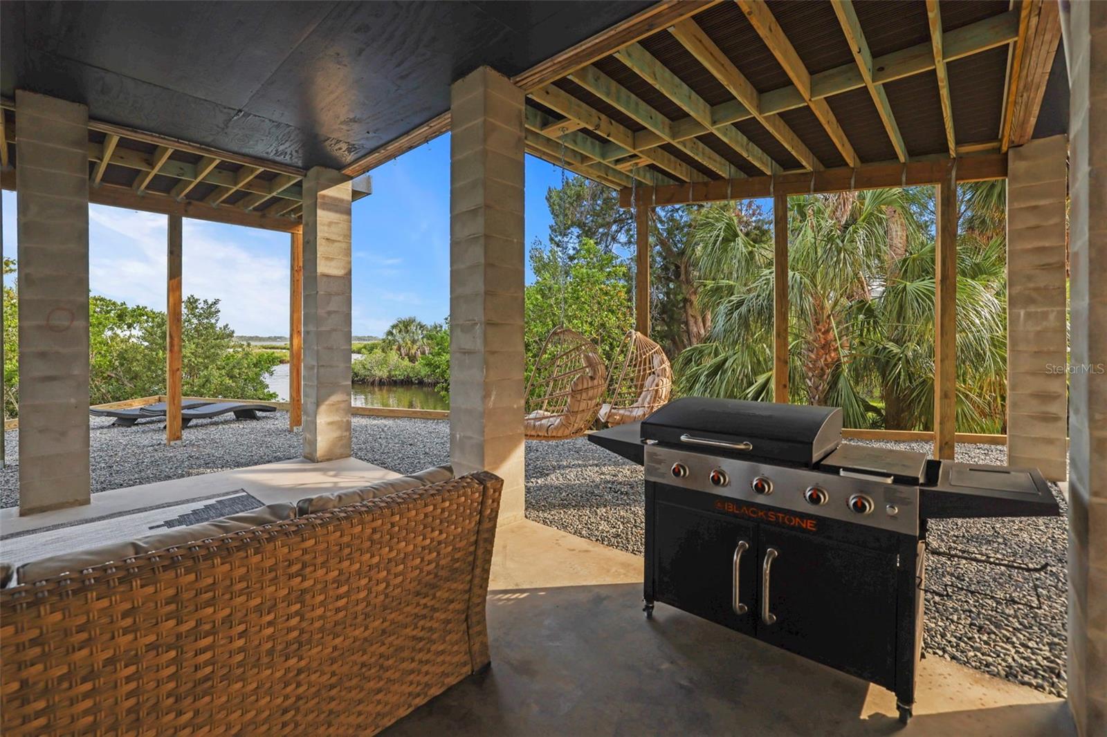 Listing photo id 17 for 10701 Pine Island Drive