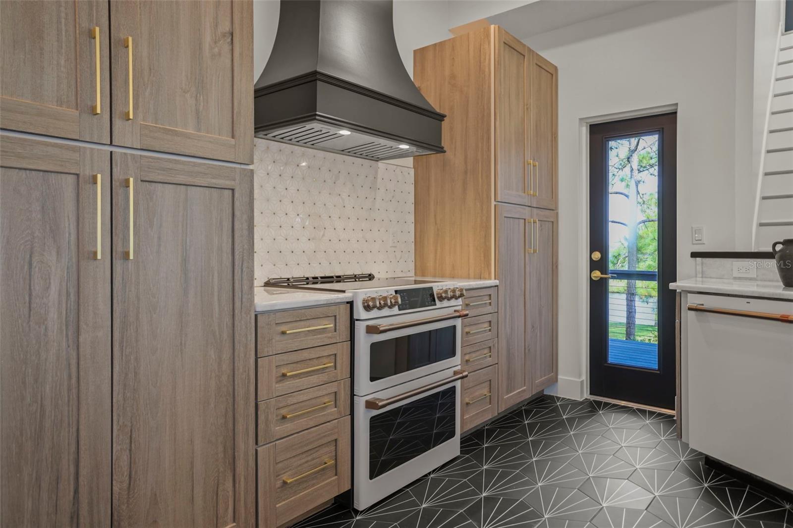 Listing photo id 18 for 10701 Pine Island Drive