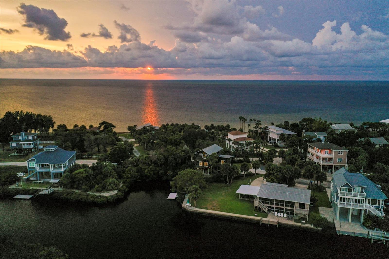 Listing photo id 78 for 10701 Pine Island Drive