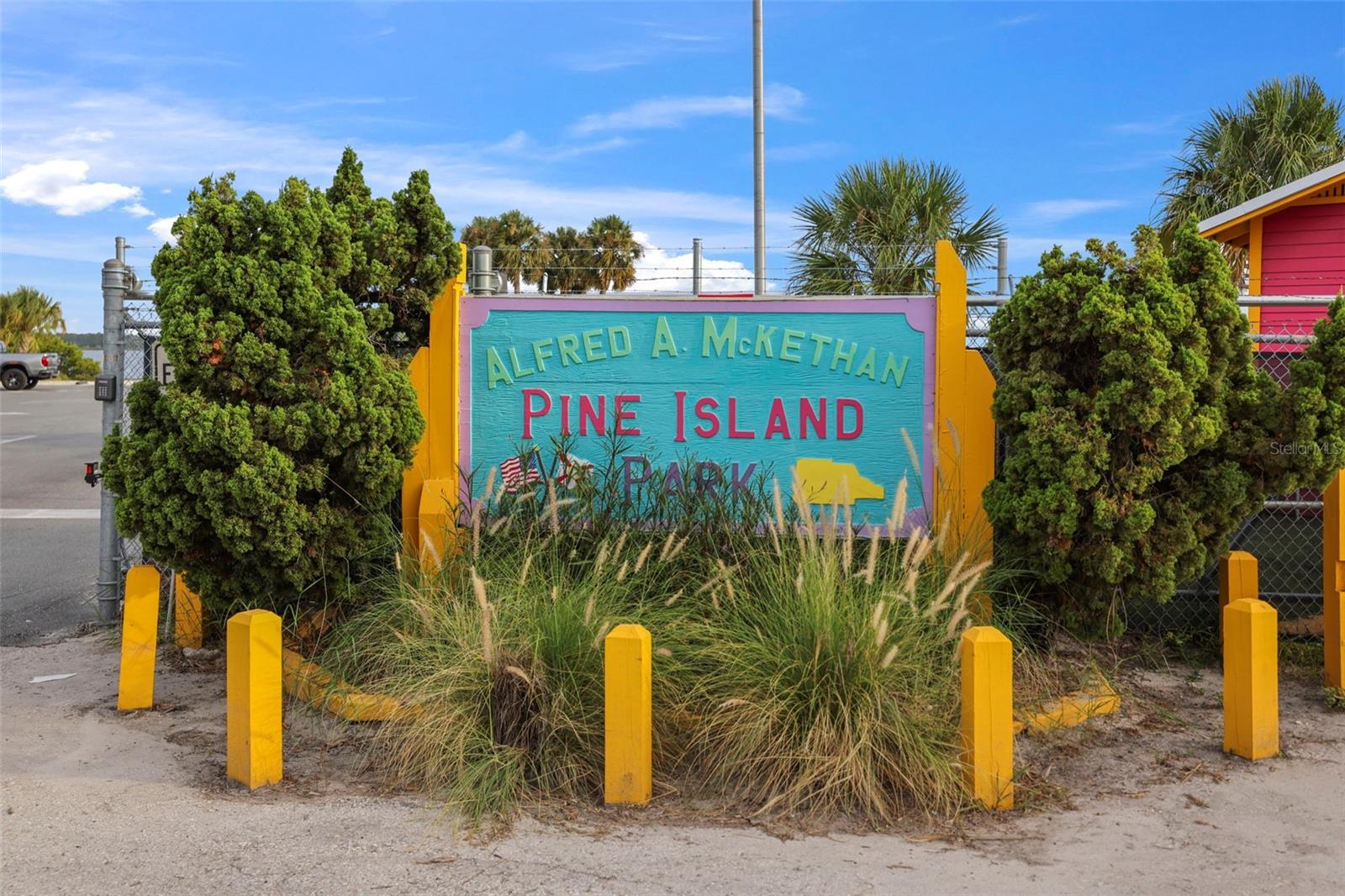 Listing photo id 91 for 10701 Pine Island Drive