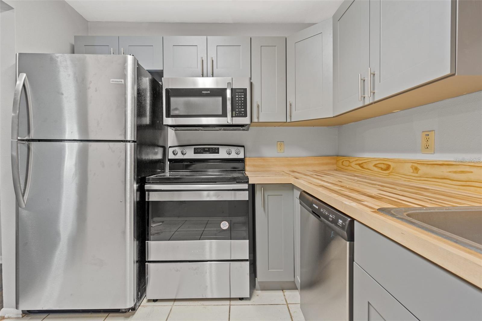 Image 7 of 17 For 11811 Skylake Place E