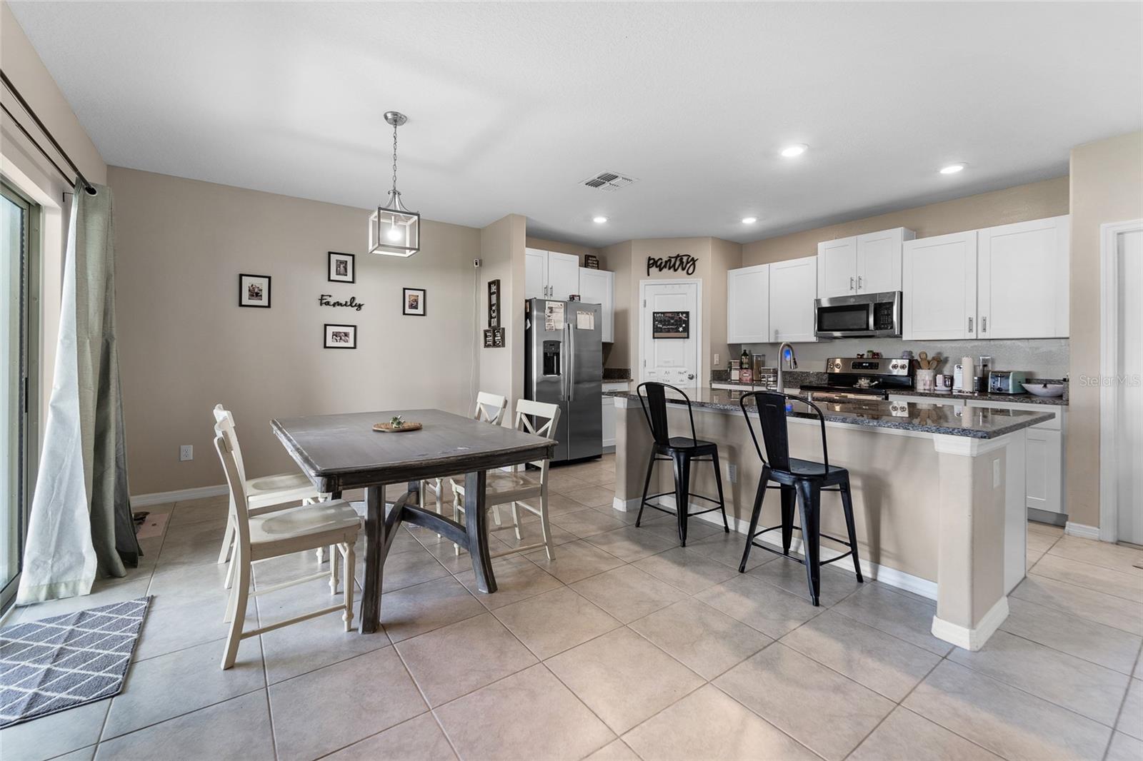 Image 10 of 33 For 610 Argyll Drive