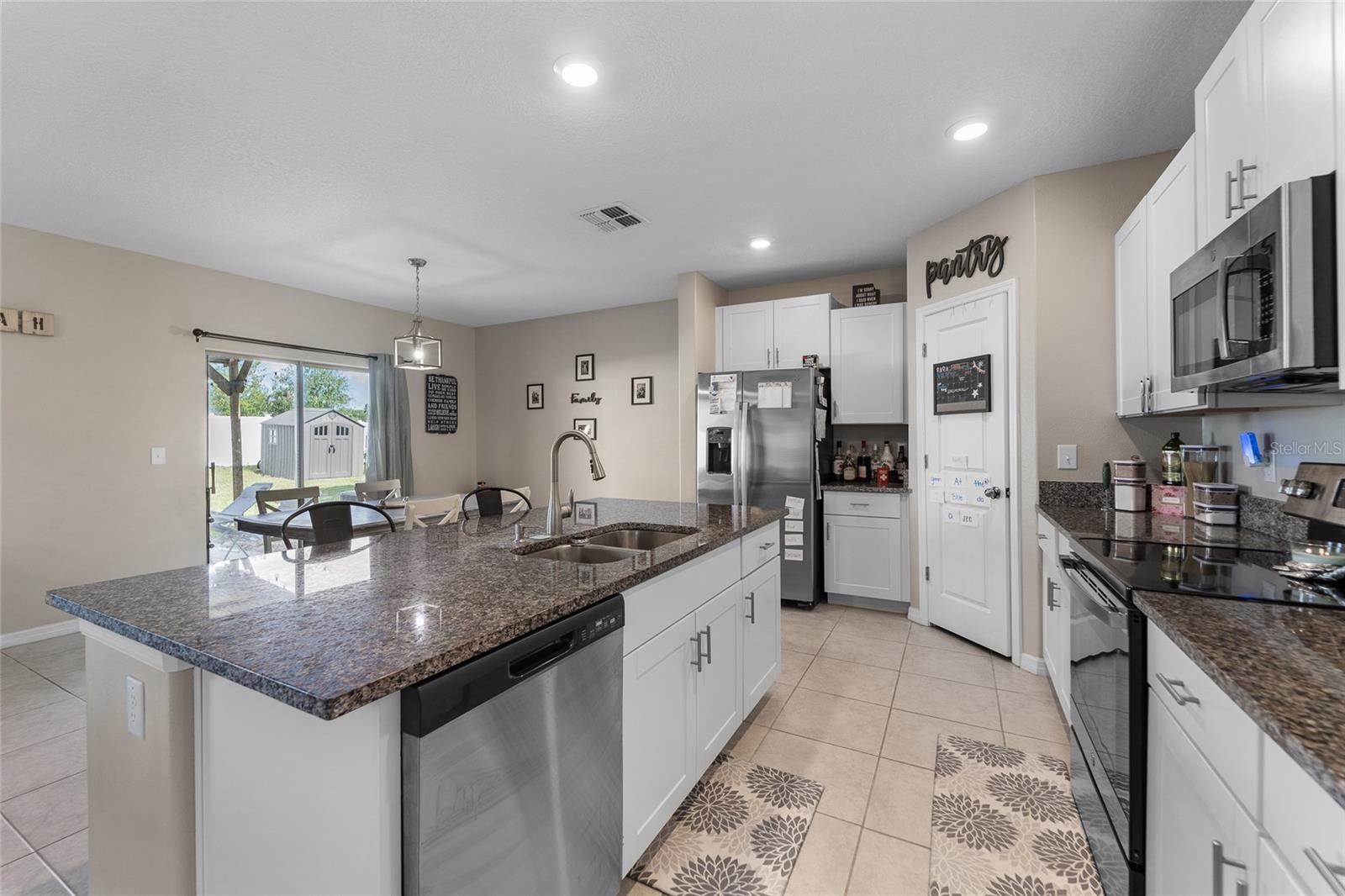 Image 12 of 33 For 610 Argyll Drive