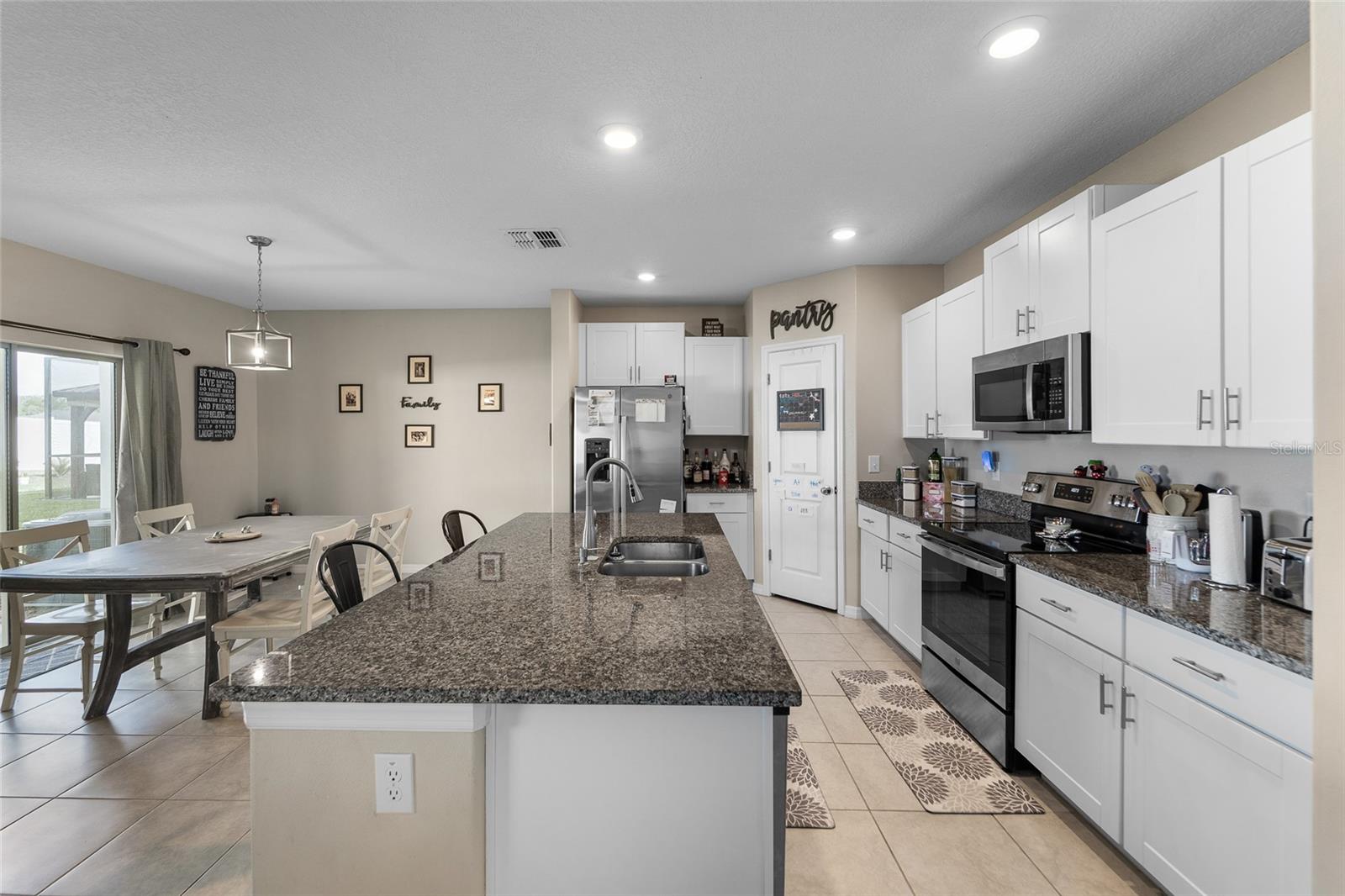 Image 13 of 33 For 610 Argyll Drive