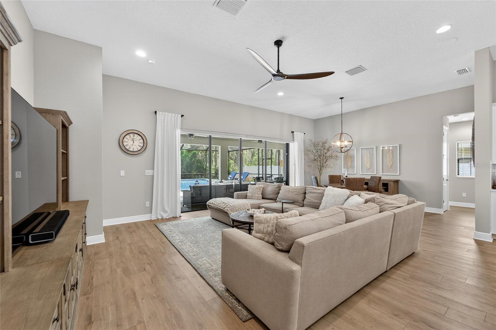 Listing photo id 16 for 12928 Twin Bridges Drive