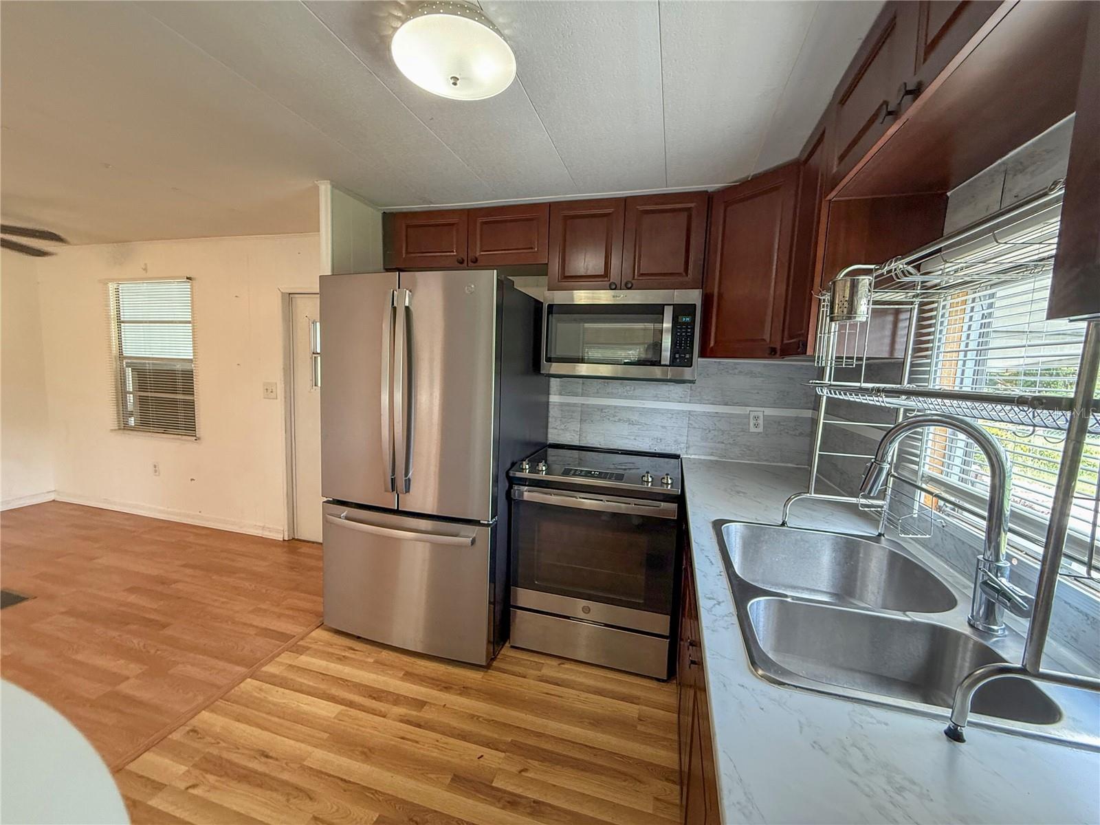 Listing photo id 2 for 9113-1 Sunshine Boulevard